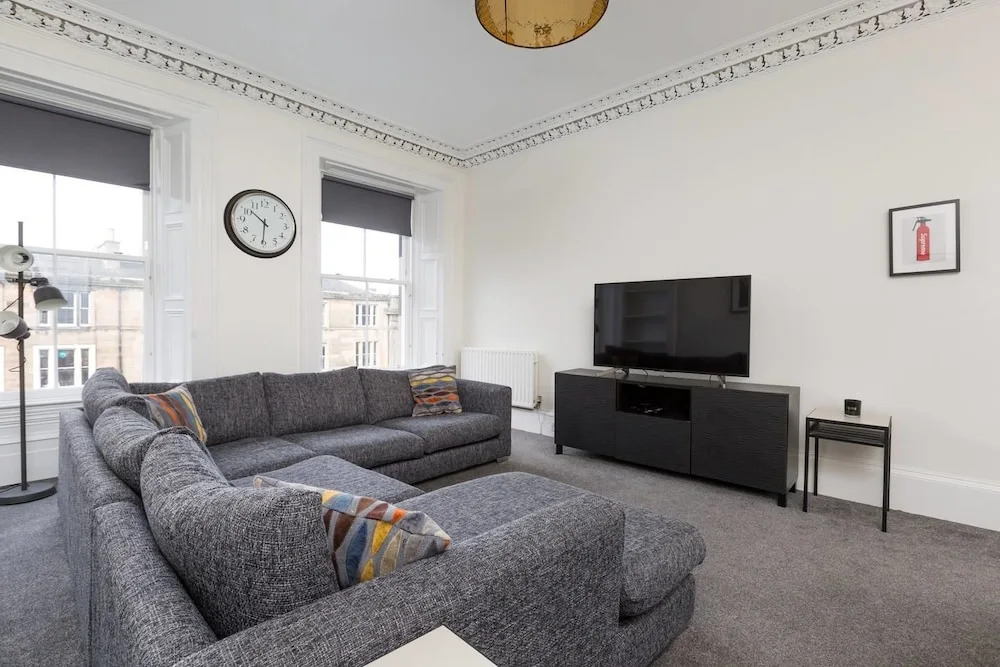 Elegant 3 Bedroom Central Apartment W/Castle View