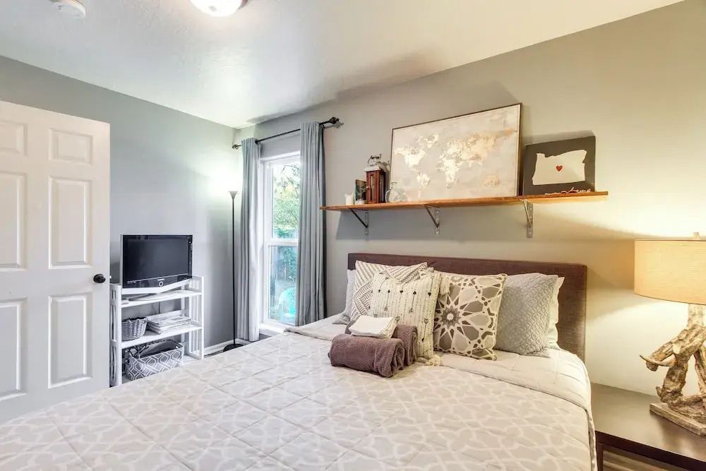 Pet-friendly Home w/ Yard, 2 Mi to Autzen Stadium