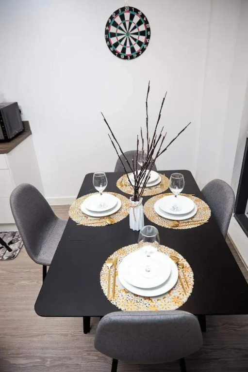 Apartment-sleeps4-streetparking-balcony-duplex