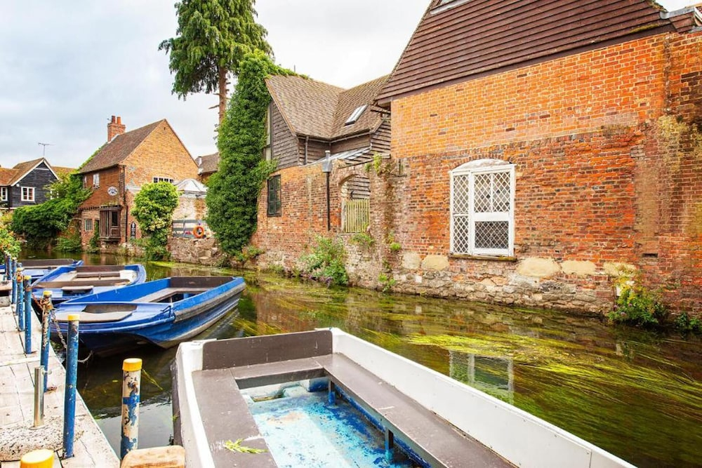 Tranquil Elm Lodge Escape in Canterbury