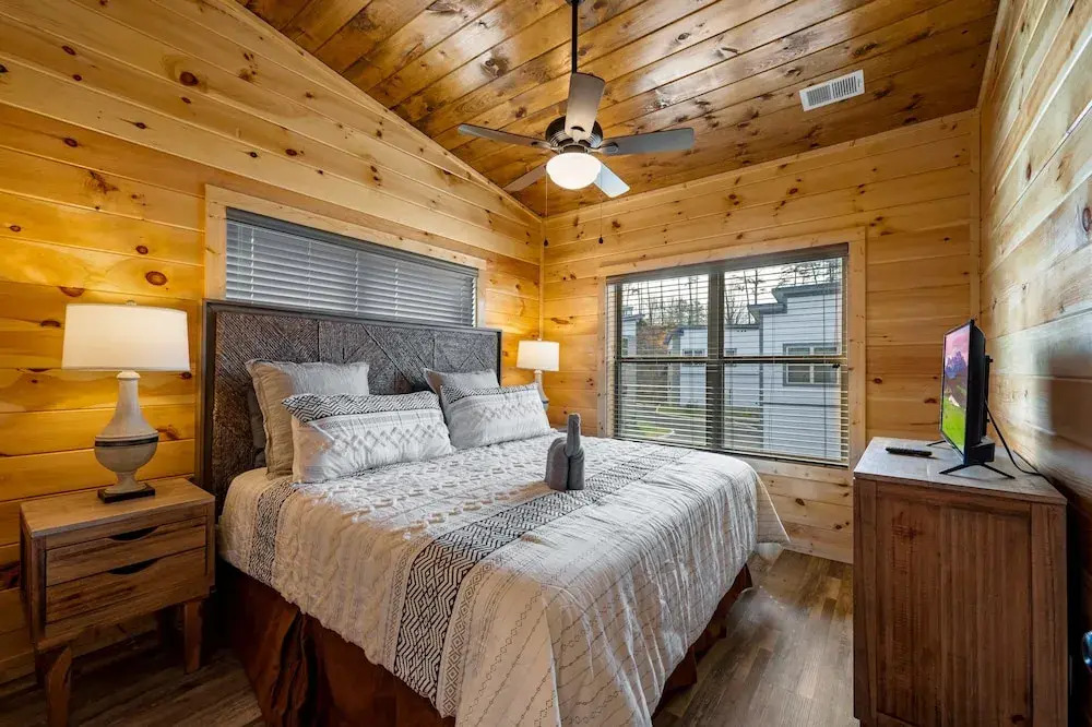 Brand New 4 4 Minutes to Dollywood w Hottub