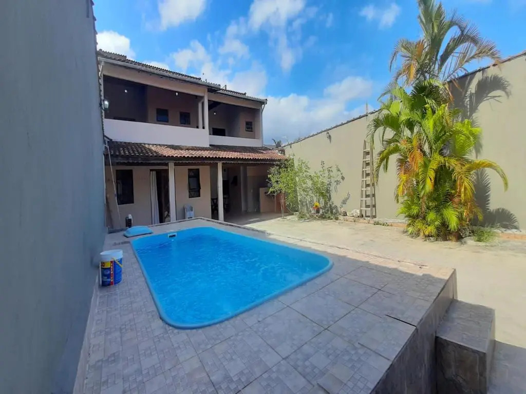 Casa incrível para locação em Bertioga com piscina a 80 metros da praia!