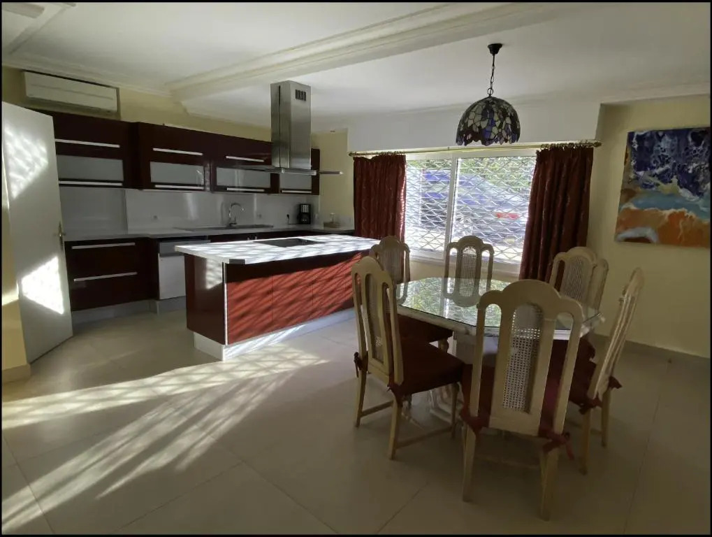 SPACIEUX VILLA APPARTEMENT, JARDIN et PISCINE PRIVE