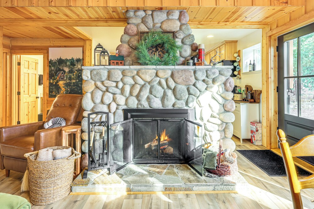 Walk to Golf, Lake: Twain Harte Cabin w/ Fireplace