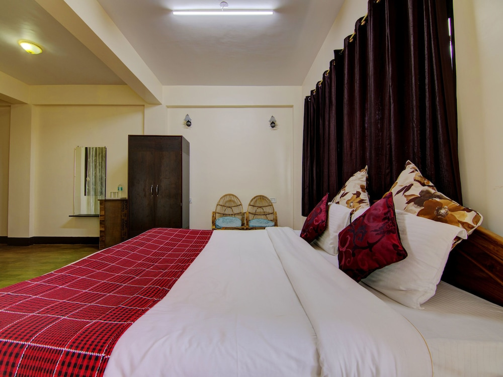 OYO 13844 AKD Hotel
