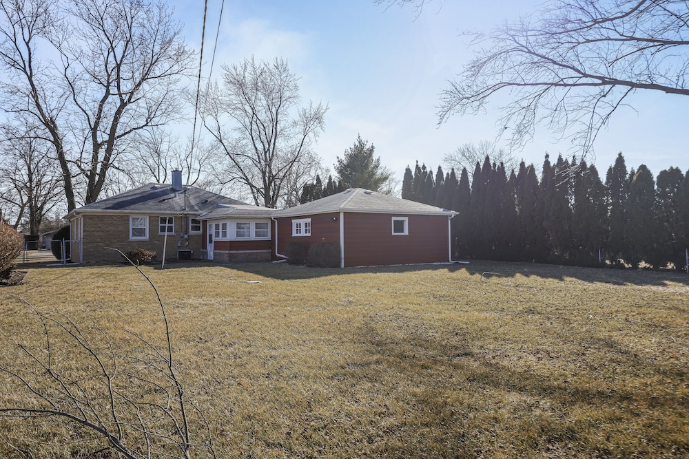 Modern Home Near Rosemont/allstate Arena O'hare 3 Bedroom Home
