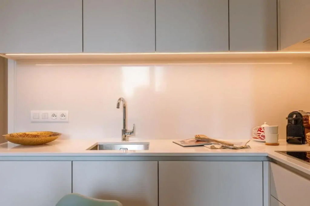 Top of the line apartment in a new upscale residence close to the sea and the beach