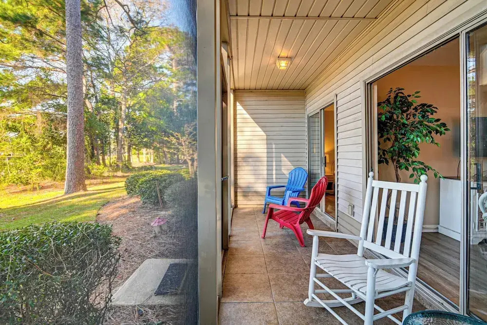 Pawleys Island Condo w/ Screened Porch + Golfing!