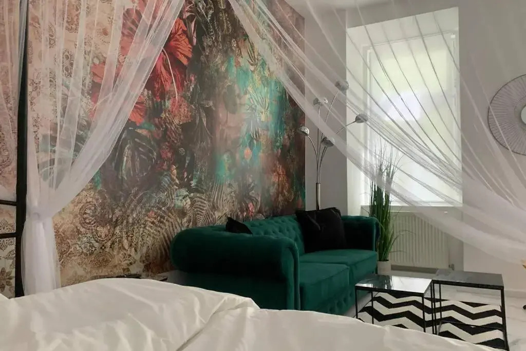 COOL City CENTER Apt. @ METRO and SHOPPING STREET