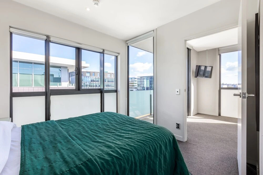QV Lovely 1 Bedroom w Parking 1069