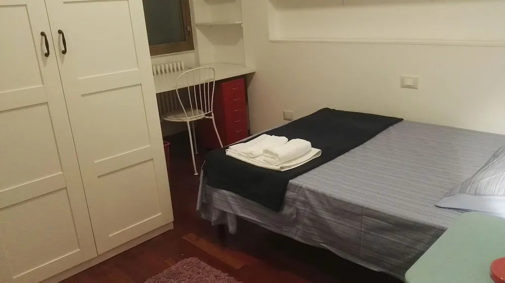 The Red Suite in Florence with Free Parking