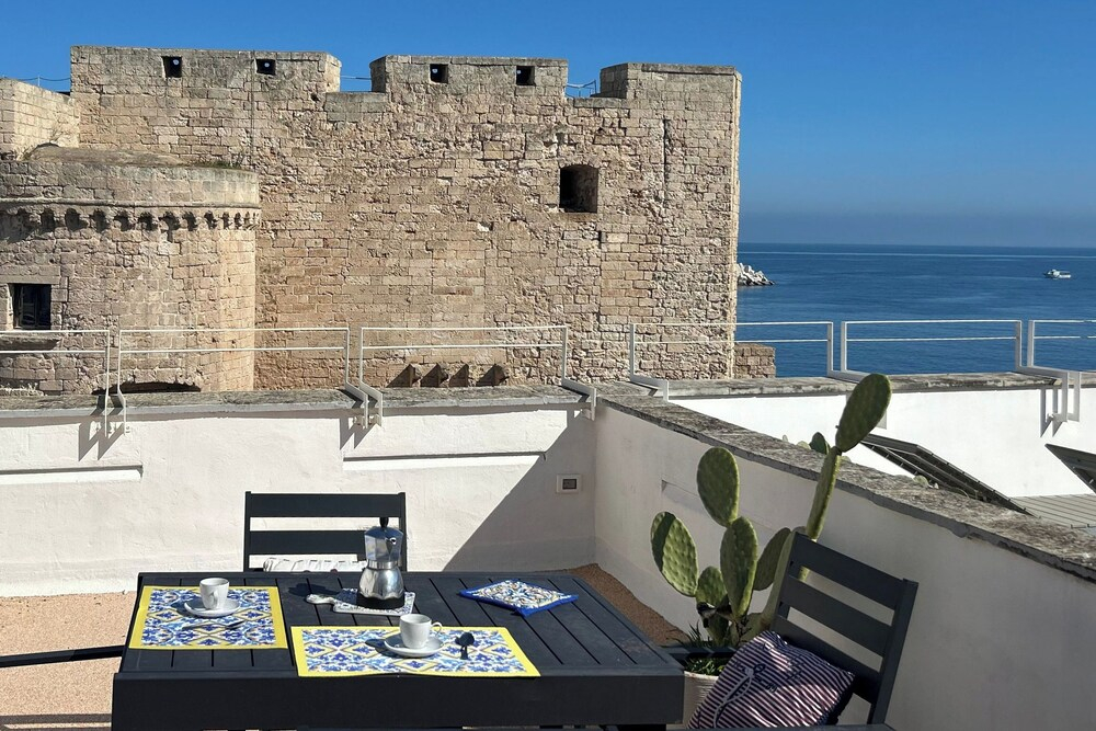 Seafront Apartments by Carlo V Castle, Monopoli Old Town - HelloAPULIA Al Castello di Amec