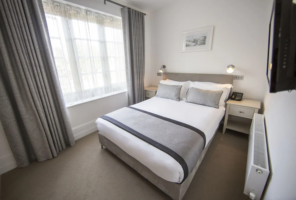 Holm House - Stylish Coastal Suites - HEDD Spa - Silures Bar & Restaurant