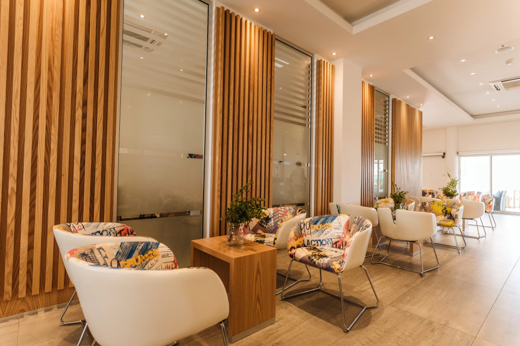 Vrachia Beach Hotel & Suites