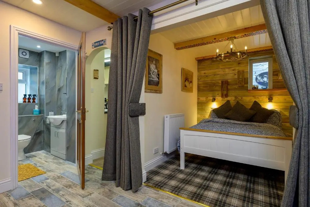 Anastasia's Secret! Cupar Swiss Alpine Style Apartment