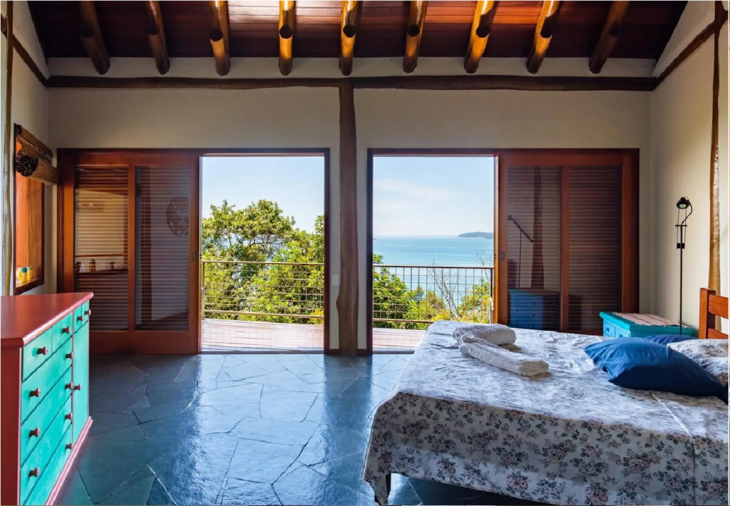 Pineapples Ubatuba | Mansion overlooking the sea
