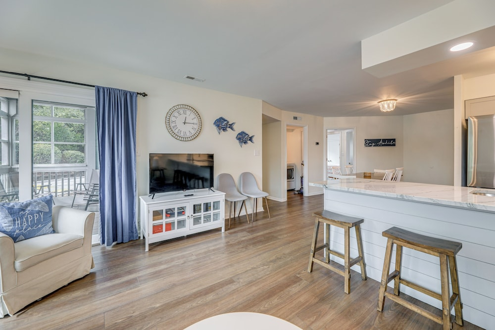 Steps to Beach! Emerald Isle Condo w/ Ocean View