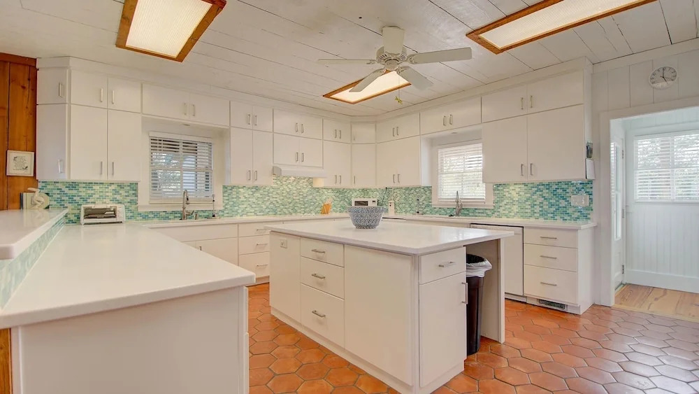 118 Kitchens Beach 9 Br home by RedAwning