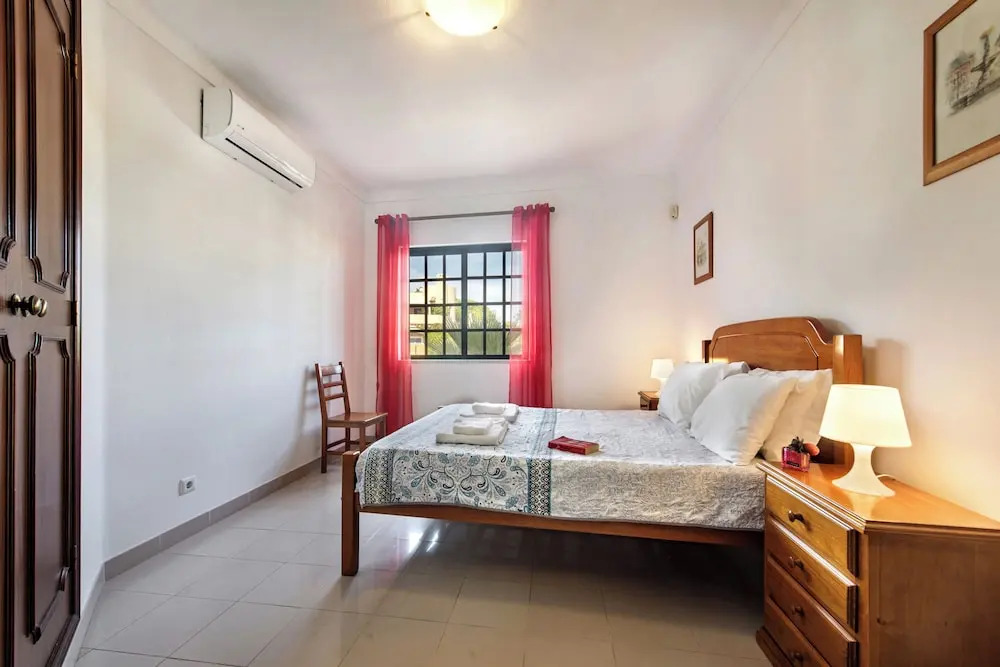 Spacious 4 bedroom villa, private pool, free air conditioning and wifi