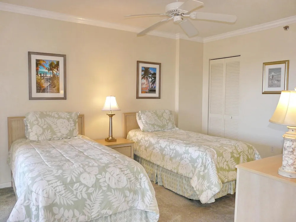 Beachfront Condo With Huge Views/pools/tennis/grills