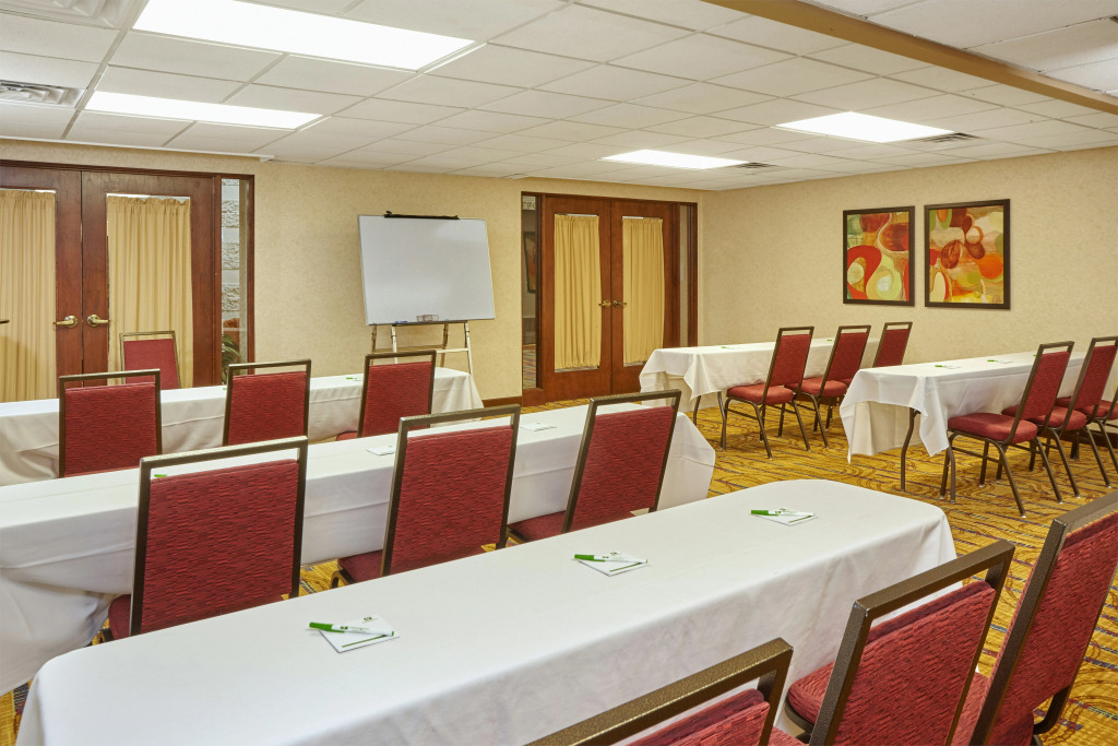 Holiday Inn & Suites Chicago-Carol Stream Wheaton by IHG
