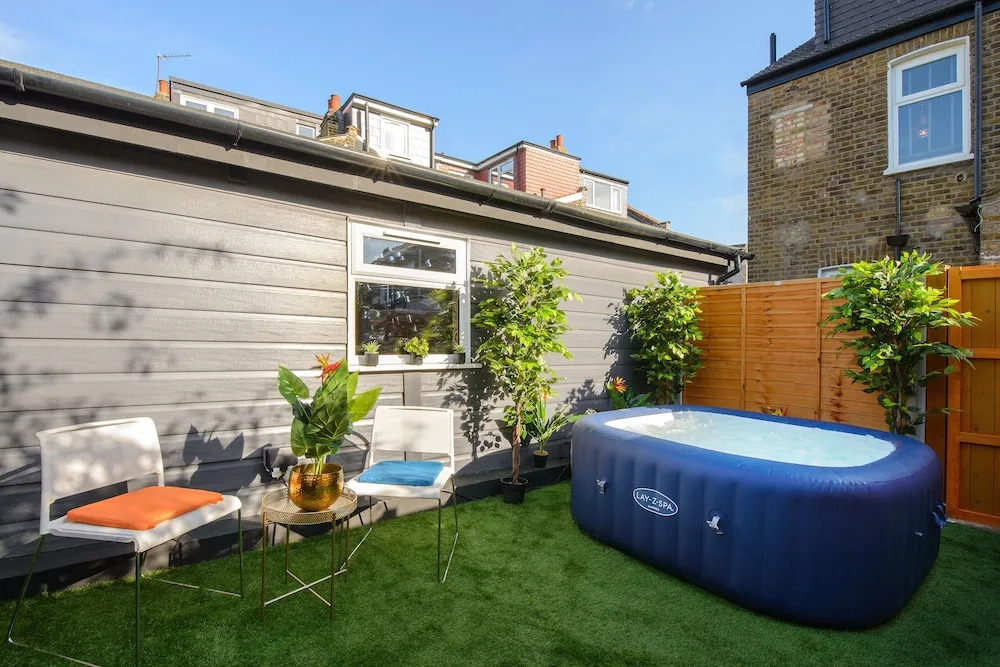 Luxury Versace 2 Bed, Hot Tub, Pool Table, Sky Tv