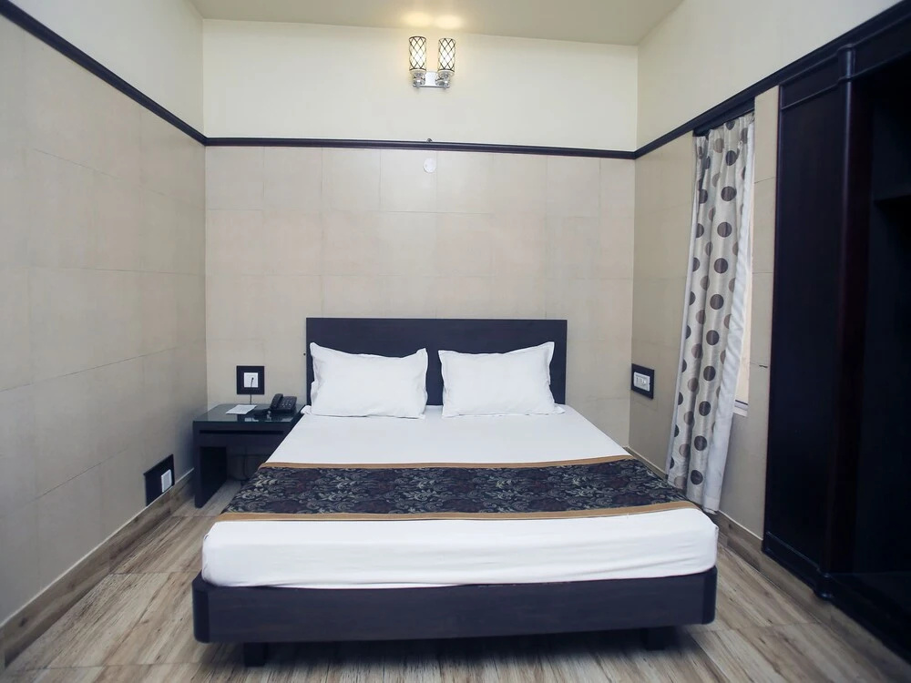 OYO 16806 Hotel Mansar