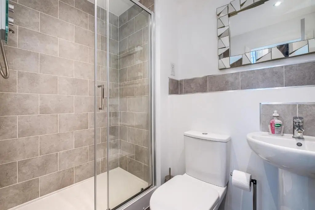 MAEVELA Apartments - Luxurious 2 Bedroom Apartment - Close to 02 Academy Birmingham - L Shape Sofa - FREE PARKING & NETFLIX - City Centre