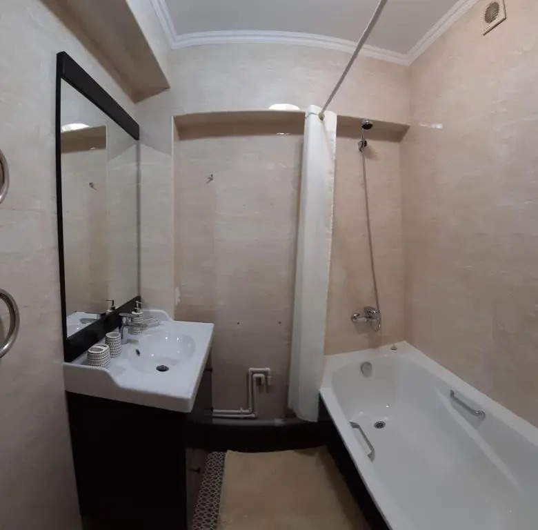 Ujutnye, trehkomnatnye apartamenty v rajone Arbata