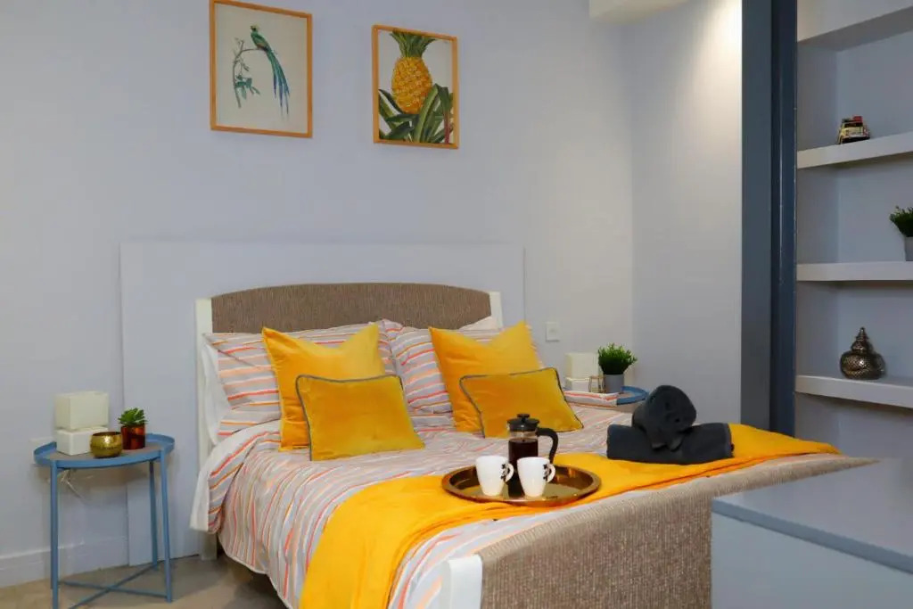 Trendy Urban Industrial Apartment - Great Location - Parking - Netflix - Fast WiFi - Smart TV - Beautiful 2 Double Bedroom Apartment sleeps up to 4!