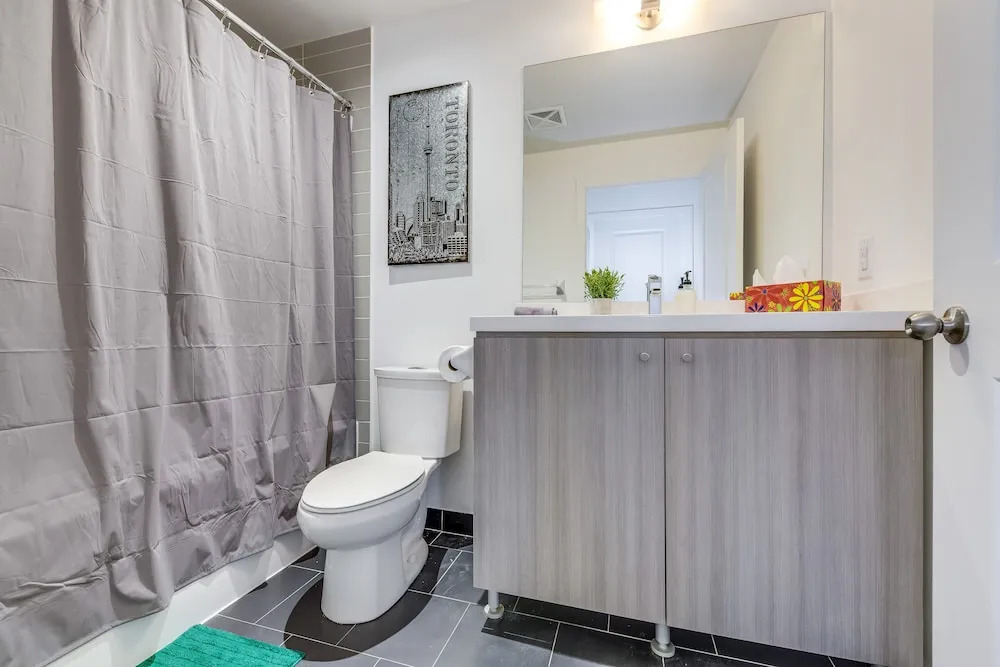 Beautiful Modern Condo Sleeps 4