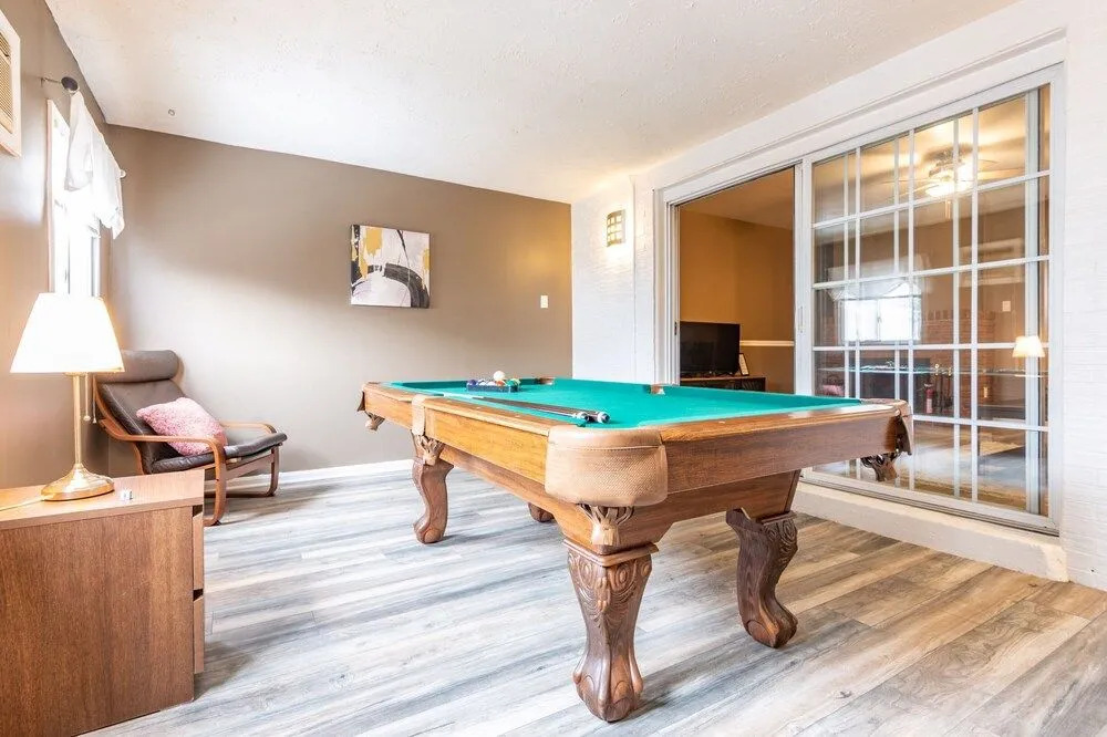 Charming 3BR House Cozysuites Pool Table