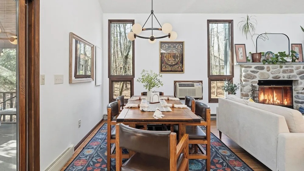 Escape the City by Avantstay Screened Sunroom + Stone Fireplace + Cathedral Ceilings Lake Naomi Club + Pocono Pines