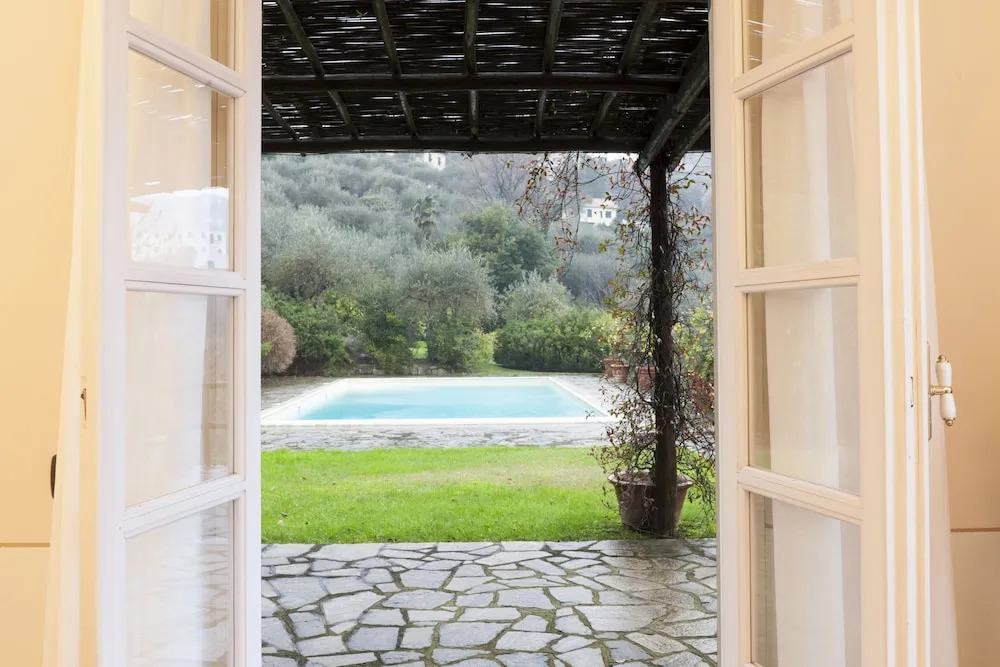 Villa con piscina tra gli ulivi di Rapallo