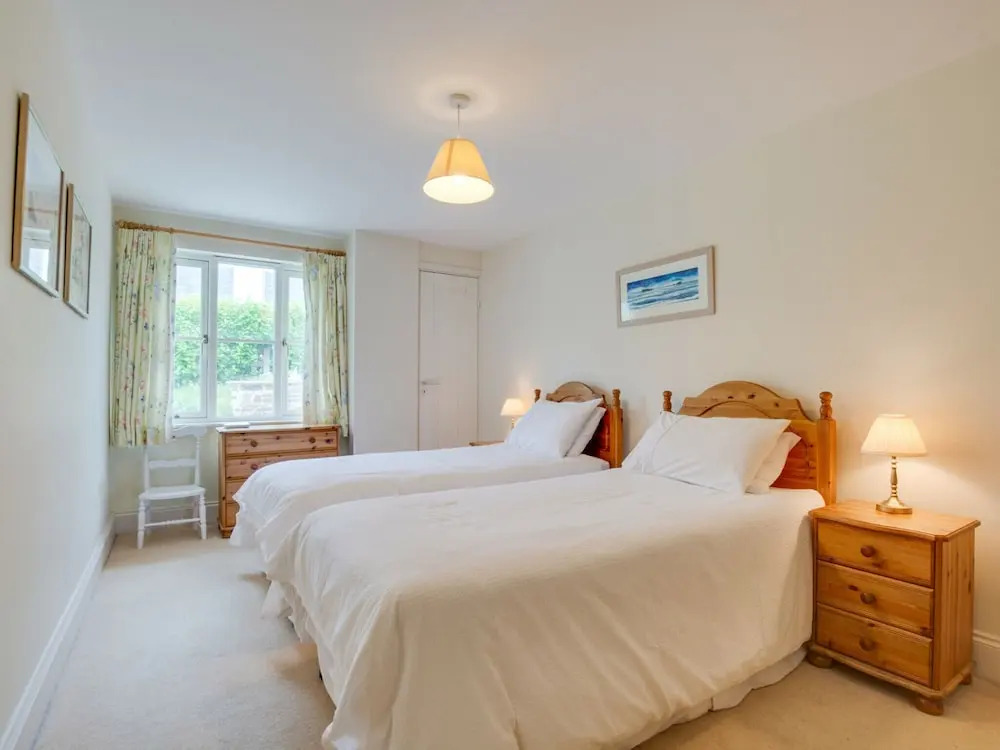 Lovely Holiday Home in Edmonton With Garden