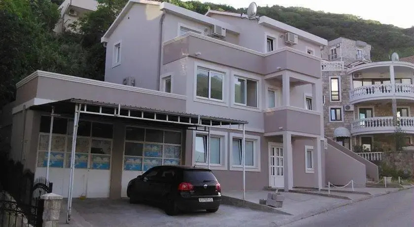 Apartments and Rooms Grubor