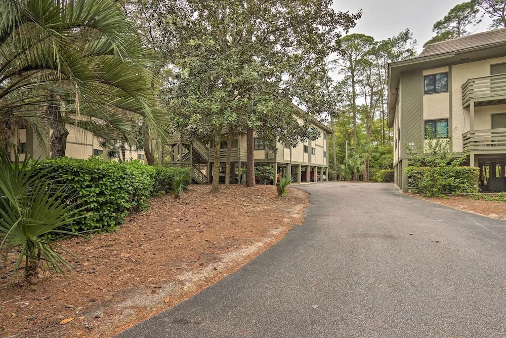 < 1 Mi to Beach: Hilton Head Condo w/ Pool Access!