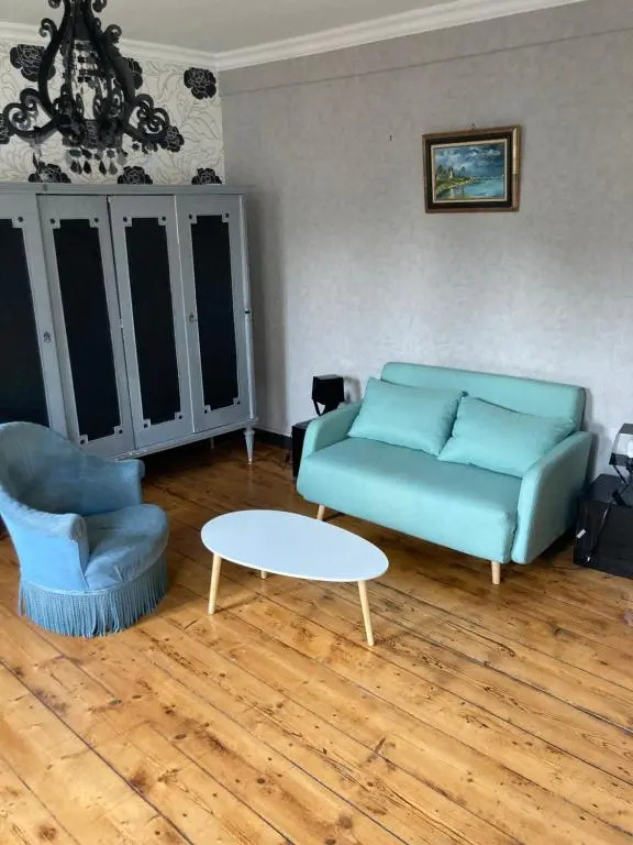 Apparts 17 avec cachet au centre petite citée de caractère