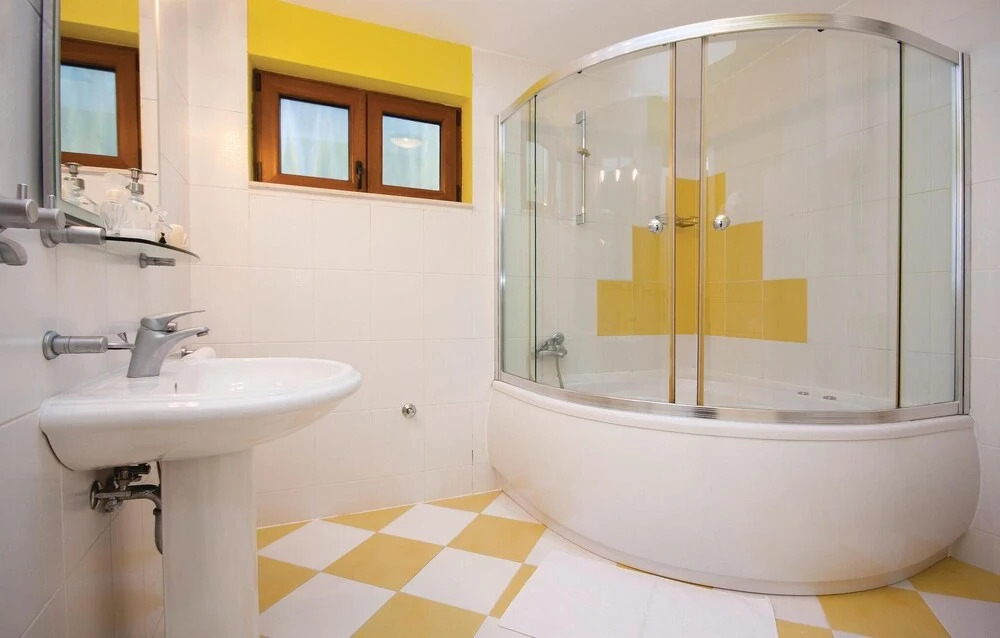 Amazing Home in Brodarica With Wifi and 3 Bedrooms