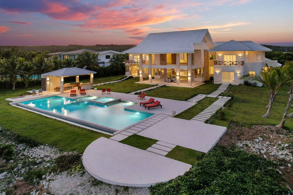 Stunning 6BR Villa With Ocean View in Cap Cana