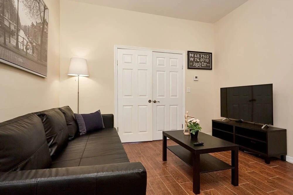 Cozy, modern Apartment 20min to NYC