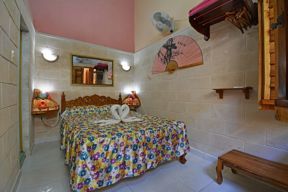 Cadena Hostal Roberto Carlos