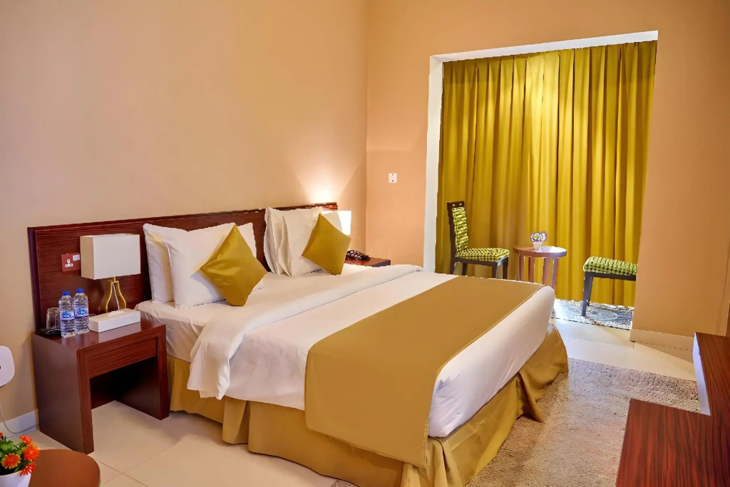Click Square Hotel