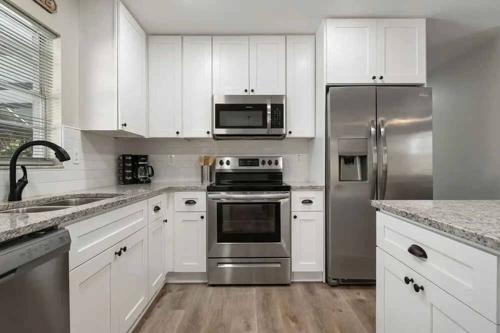 Lakes Sunny Paradise Newly Remodeled 3 Bedroom Home With Pool Fenced in Backyard 3 Home by Redawning