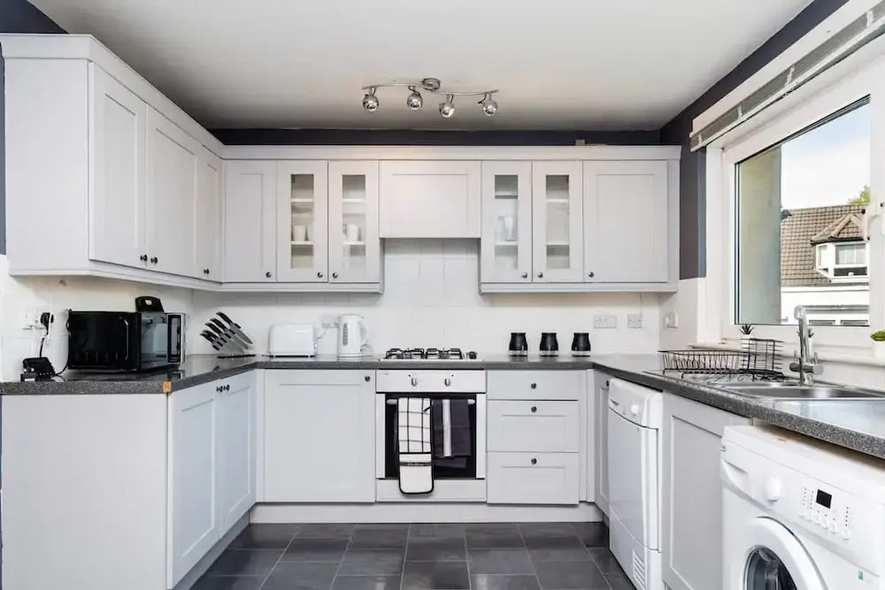 2 Bedroom Flat - Free Parking