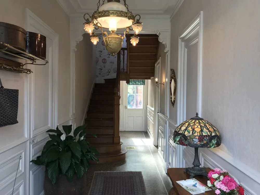 LA MAISON LEONARD