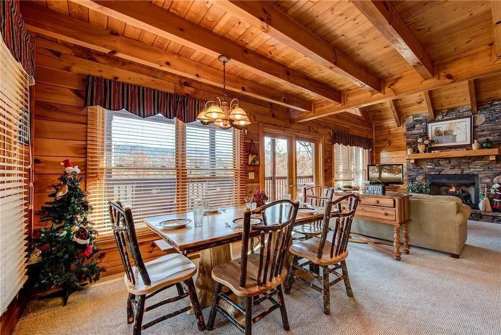 Chalet of Dreams, 2 Bedrooms, Sleeps 6, Pool Table, WiFi, Hot Tub, Mtn View