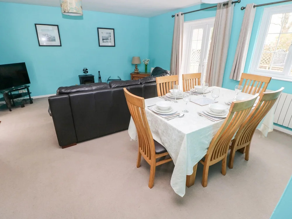 4 Hanbury Lodge