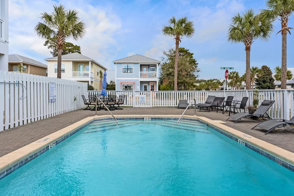 Sundaze 4 Bedroom Home by RedAwning