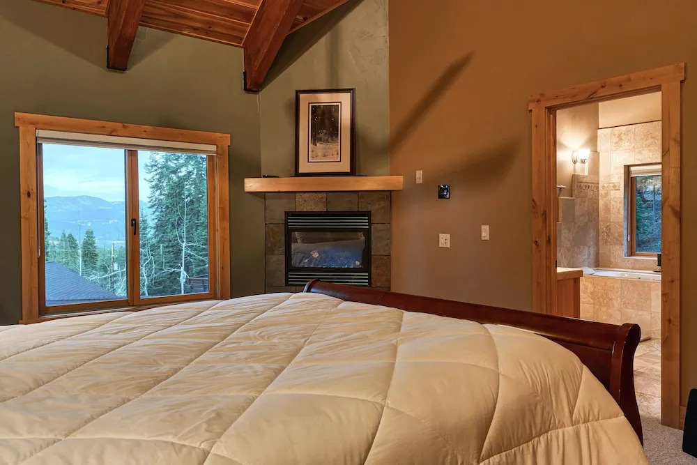 New Listing! Elegant , Tahoe Donner Amenities 4 Bedroom Home
